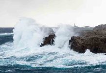 Todas las playas de Barcelona permanecen cerradas debido al temporal Todas las playas de Barcelona permanecen cerradas debido al temporal