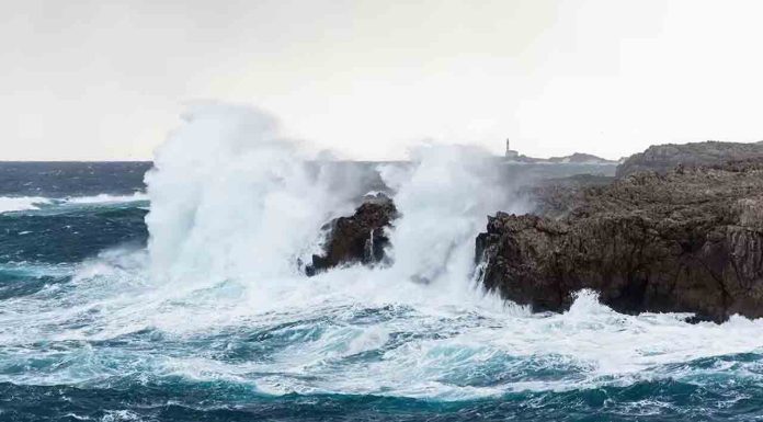 Protecció Civil activa el plan Inuncat ante lluvias intensas en Catalunya Todas las playas de Barcelona permanecen cerradas debido al temporal