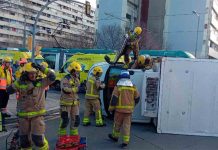 Un camión vuelca tras colisionar con un tranvía en Sant Adrià de Besòs Un camión vuelca tras colisionar con un tranvía en Sant Adrià de Besòs
