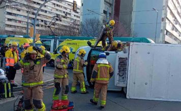 Un camión vuelca tras colisionar con un tranvía en Sant Adrià de Besòs Un camión vuelca tras colisionar con un tranvía en Sant Adrià de Besòs