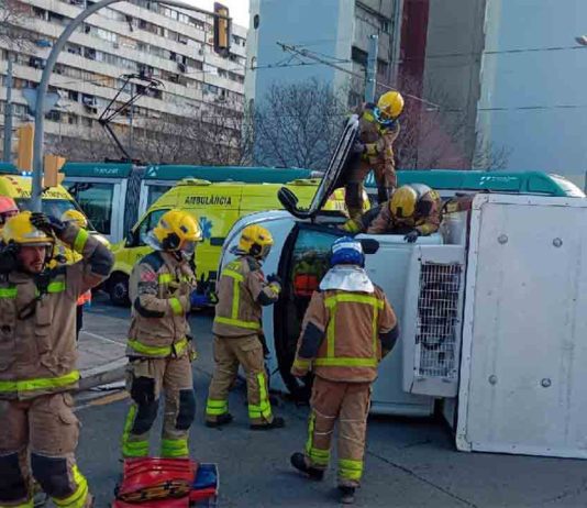 Un camión vuelca tras colisionar con un tranvía en Sant Adrià de Besòs Un camión vuelca tras colisionar con un tranvía en Sant Adrià de Besòs