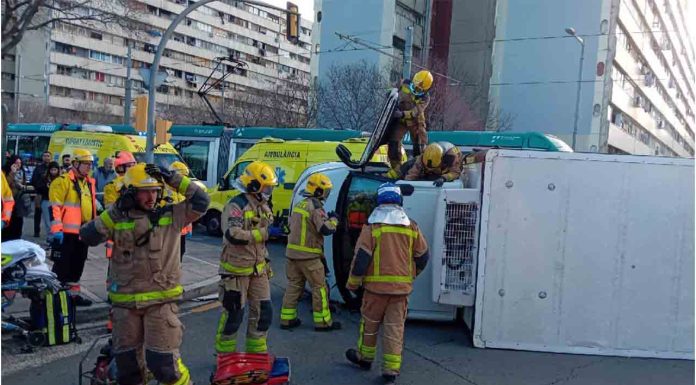 Un camión vuelca tras colisionar con un tranvía en Sant Adrià de Besòs Un camión vuelca tras colisionar con un tranvía en Sant Adrià de Besòs