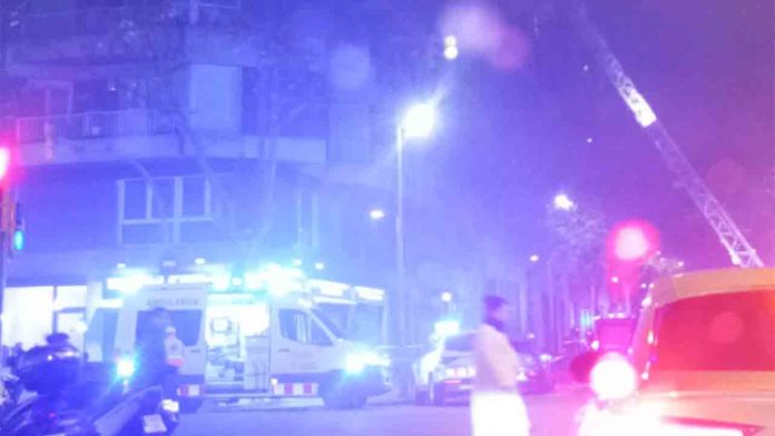Un incendio en Les Corts obliga a desalojar a decenas de vecinos