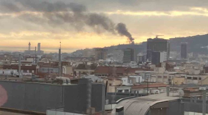 Un incendio en un asentamiento de Montjuïc provoca una gran columna de humo Un incendio en un asentamiento de Montjuïc provoca una gran columna de humo