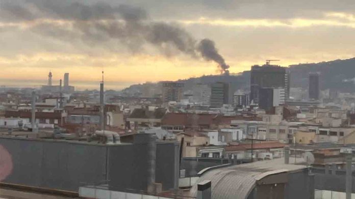 Un incendio en un asentamiento de Montjuïc provoca una gran columna de humo