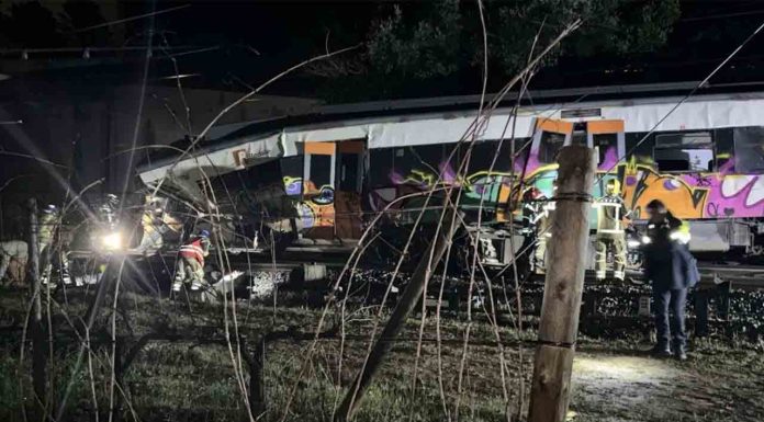 Un muerto y 15 heridos tras el impacto de un tren de la R4 con un desprendimiento en Gelida Un muerto y 15 heridos tras el impacto de un tren de la R4 con un desprendimiento en Gelida
