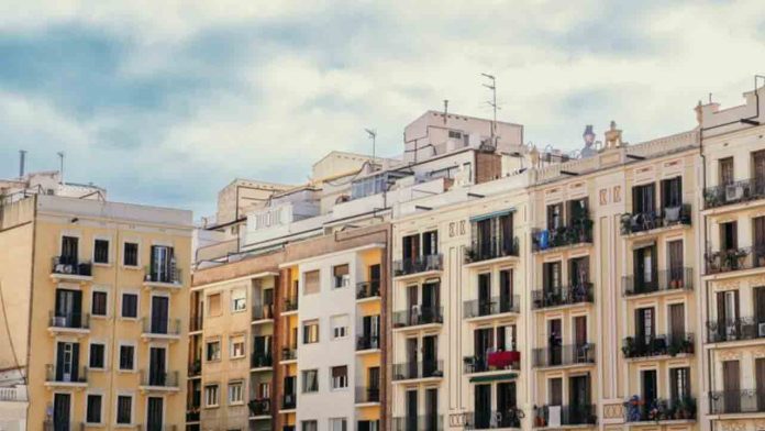 Barcelona activa ayudas para comunidades que vetan los pisos turísticos en sus estatutos