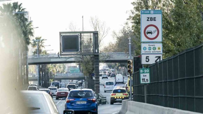 Barcelona refuerza los informadores en Rodalies y suspende la ZBE Barcelona refuerza los informadores en Rodalies y suspende la ZBE