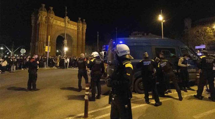 Cinco detenidos tras los altercados en la quedada de therianos en Barcelona Cinco detenidos tras los altercados en la quedada de therianos en Barcelona