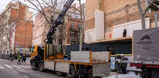 Comienza en Poble-sec la construcción de los pisos públicos de madera Comienza en Poble-sec la construcción de los pisos públicos de madera