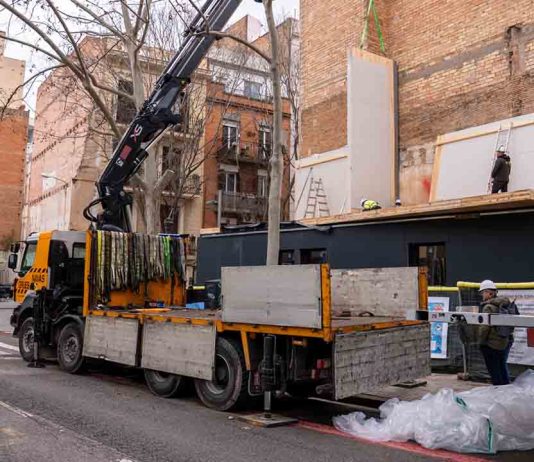 Comienza en Poble-sec la construcción de los pisos públicos de madera Comienza en Poble-sec la construcción de los pisos públicos de madera