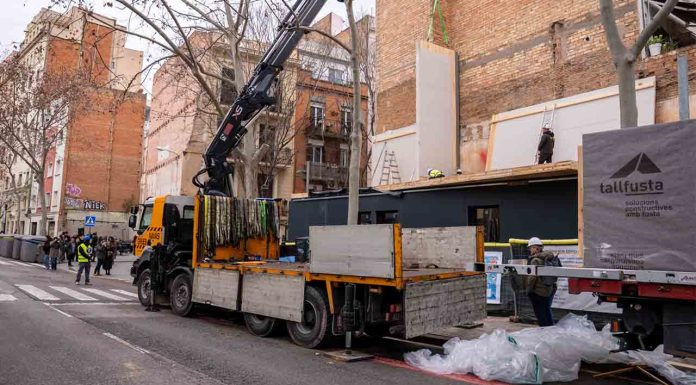 Comienza en Poble-sec la construcción de los pisos públicos de madera Comienza en Poble-sec la construcción de los pisos públicos de madera