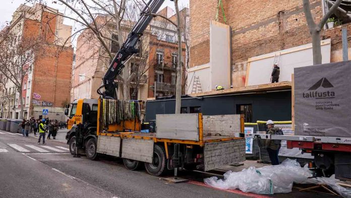 Comienza en Poble-sec la construcción de los pisos públicos de madera