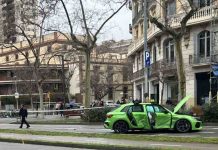 Cuatro heridos leves tras una colisión múltiple en el paseo de Sant Joan Cuatro heridos leves tras una colisión múltiple en el paseo de Sant Joan