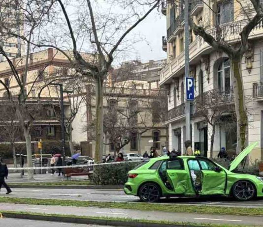 Cuatro heridos leves tras una colisión múltiple en el paseo de Sant Joan Cuatro heridos leves tras una colisión múltiple en el paseo de Sant Joan