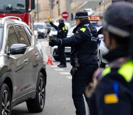 Detenido tras intentar huir en taxi y deshacerse de una pistola en el Eixample Detenido tras intentar huir en taxi y deshacerse de una pistola en el Eixample