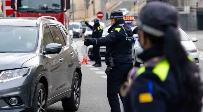 Detenido tras intentar huir en taxi y deshacerse de una pistola en el Eixample Detenido tras intentar huir en taxi y deshacerse de una pistola en el Eixample