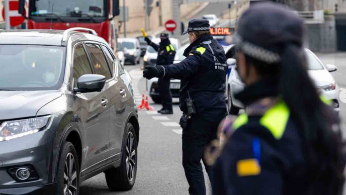 Detenido tras intentar huir en taxi y deshacerse de una pistola en el Eixample