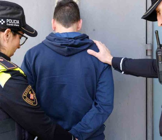 Detenido un menor en el Raval con un portátil robado en las manos Detenido un menor en el Raval con un portátil robado en las manos