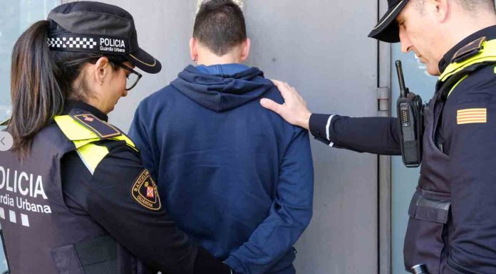 Detenido un menor en el Raval con un portátil robado en las manos Detenido un menor en el Raval con un portátil robado en las manos