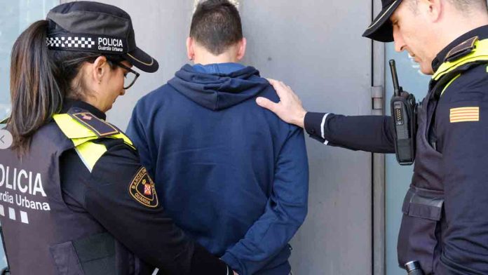 Detenido un menor en el Raval con un portátil robado en las manos