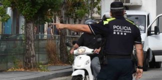Detenido un motorista en el Eixample por zigzaguear entre coches y portar drogas Detenido un motorista en el Eixample por zigzaguear entre coches y portar drogas