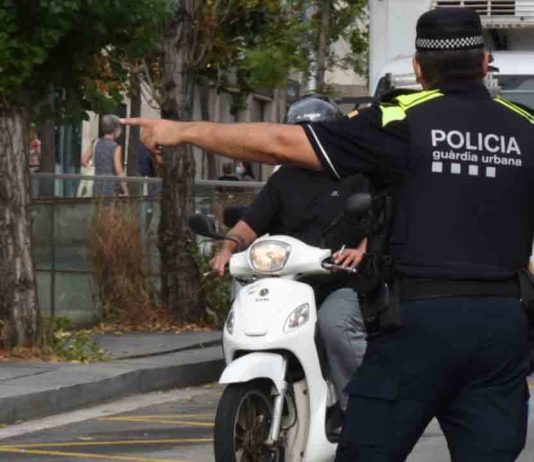 Detenido un motorista en el Eixample por zigzaguear entre coches y portar drogas Detenido un motorista en el Eixample por zigzaguear entre coches y portar drogas