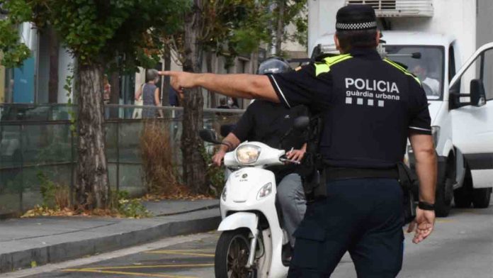 Detenido un motorista en el Eixample por zigzaguear entre coches y portar drogas Detenido un motorista en el Eixample por zigzaguear entre coches y portar drogas