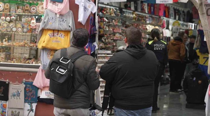 El Ayuntamiento detecta irregularidades en todos los comercios del Park Güell El Ayuntamiento detecta irregularidades en todos los comercios del Park Güell