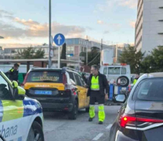 El sector del taxi alerta de prácticas irregulares frente a la estación de Sants El sector del taxi alerta de prácticas irregulares frente a la estación de Sants