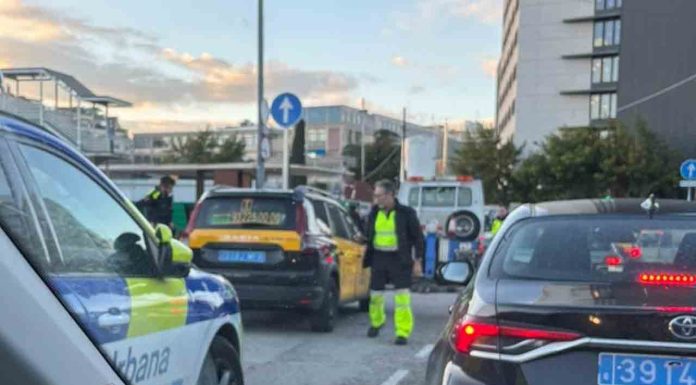 El sector del taxi alerta de prácticas irregulares frente a la estación de Sants El sector del taxi alerta de prácticas irregulares frente a la estación de Sants