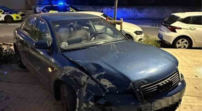 Huye tras provocar un accidente en L’Hospitalet y abandona su coche Huye tras provocar un accidente en L’Hospitalet y abandona su coche