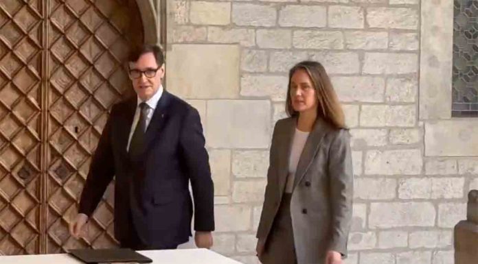 Illa sella un pacto con los Comuns y dirige ahora la negociación hacia ERC Illa sella un pacto con los Comuns y dirige ahora la negociación hacia ERC