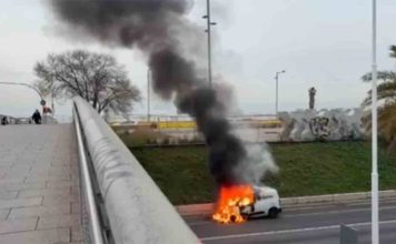 El incendio de una furgoneta provoca el cierre de la ronda del Litoral hacia el Besòs El incendio de una furgoneta provoca el cierre de la ronda del Litoral hacia el Besòs