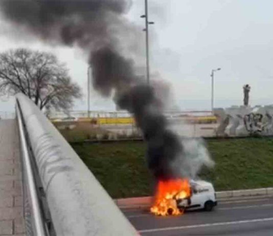El incendio de una furgoneta provoca el cierre de la ronda del Litoral hacia el Besòs El incendio de una furgoneta provoca el cierre de la ronda del Litoral hacia el Besòs