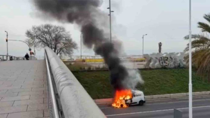 El incendio de una furgoneta provoca el cierre de la ronda del Litoral hacia el Besòs