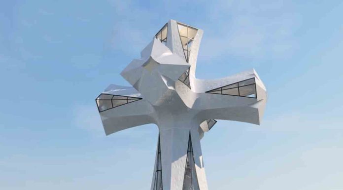 La Sagrada Família coloca la última pieza de la torre de Jesús La Sagrada Família coloca la última pieza de la torre de Jesús