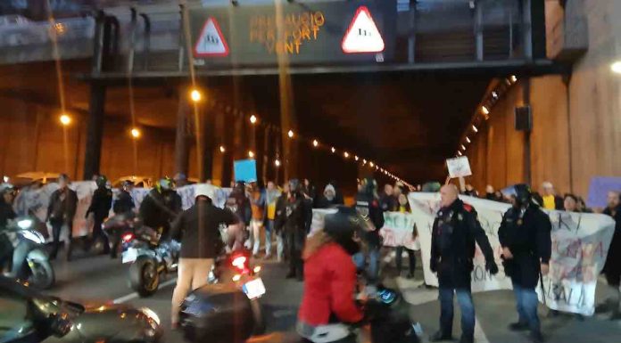 La huelga educativa provoca colapso en todos los accesos a Barcelona La huelga educativa provoca colapso en todos los accesos a Barcelona
