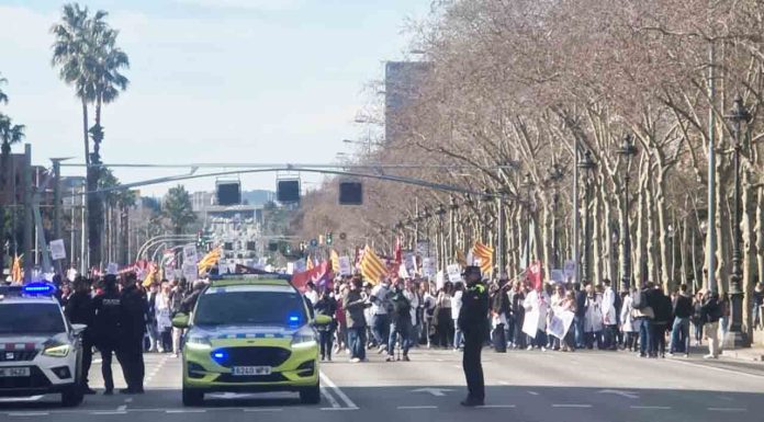 La huelga médica provoca cortes en la Diagonal durante una manifestación La huelga médica provoca cortes en la Diagonal durante una manifestación
