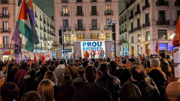 La protesta por la vivienda colapsa Sant Jaume y exige frenar los desahucios