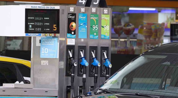 Ya es oficial la rebaja del IVA en el combustible, la luz y el gas Activación oficial del paquete de medidas en el BOE