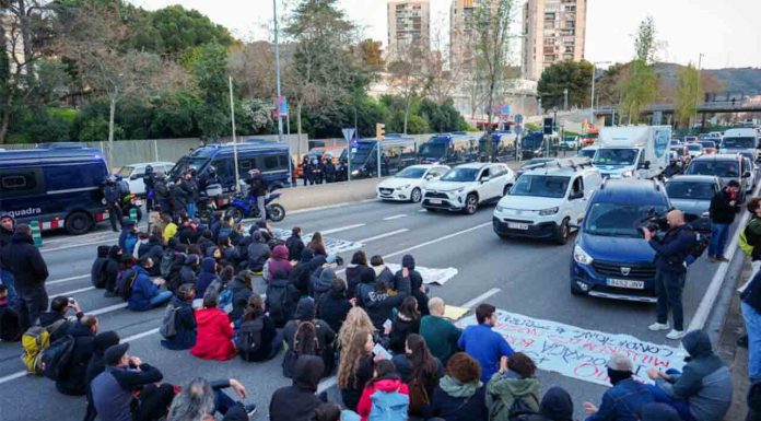 Caos en la movilidad por las huelgas de docentes y sanitarios en Barcelona Caos en la movilidad por las huelgas de docentes y sanitarios en Barcelona