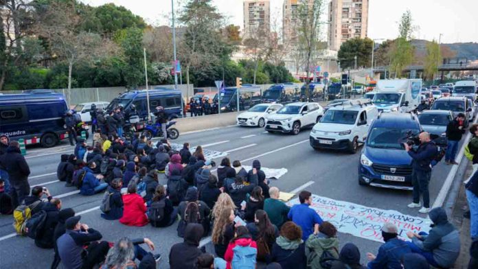 Caos en la movilidad por las huelgas de docentes y sanitarios en Barcelona