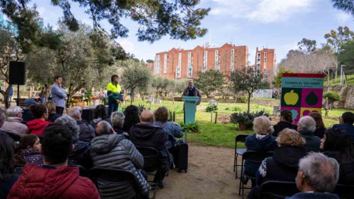 Collboni entrega las llaves de 40 parcelas del huerto urbano de Can Mestres