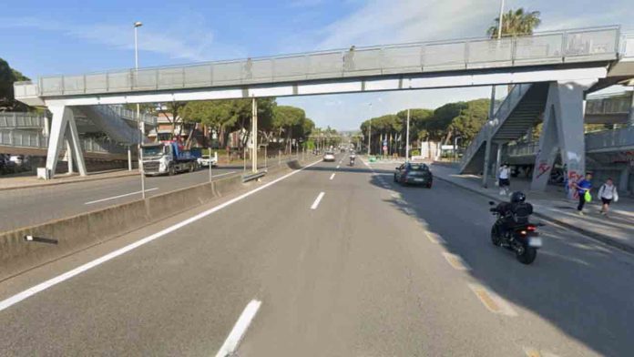Cortes en la C-31 para instalar la pasarela peatonal entre Castelldefels y Gavà Cortes en la C-31 para instalar la pasarela peatonal entre Castelldefels y Gavà