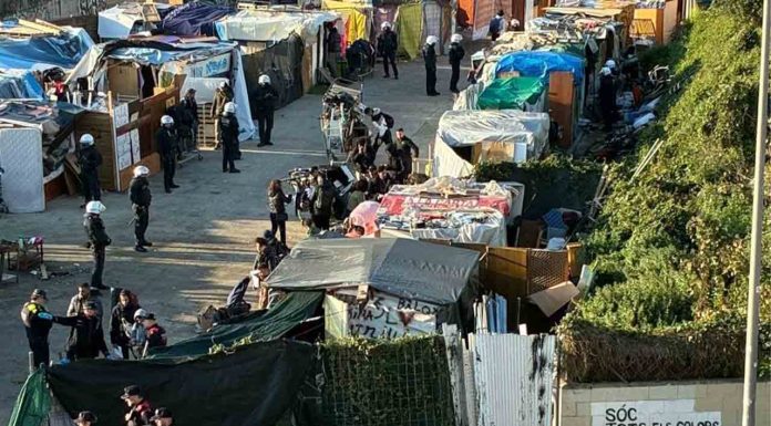 Desalojan el asentamiento de La Sagrera por riesgo extremo Desalojan el asentamiento de La Sagrera por riesgo extremo