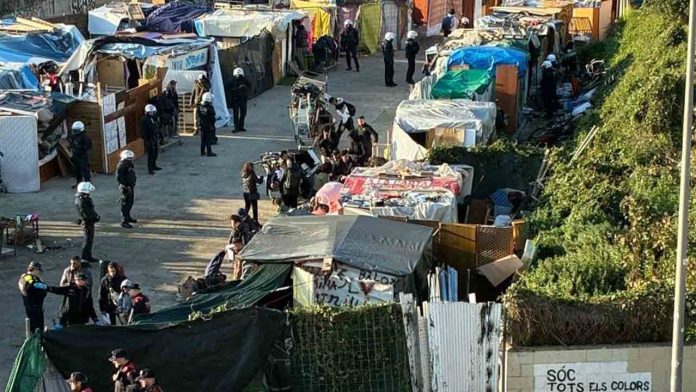 Desalojan el asentamiento de La Sagrera por riesgo extremo