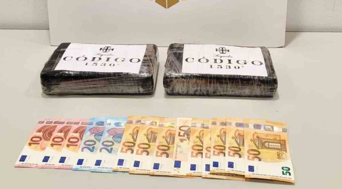 Detenido en Sants tras descubrirse 2,4 kilos de cocaína escondidos en su coche Detenido en Sants tras descubrirse 2,4 kilos de cocaína escondidos en su coche