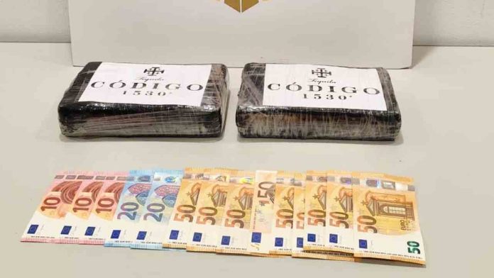 Detenido en Sants tras descubrirse 2,4 kilos de cocaína escondidos en su coche