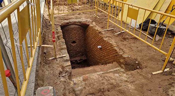 Hallazgo de accesos a refugios antiaéreos de la Guerra Civil en Sants-Montjuïc Hallazgo de accesos a refugios antiaéreos de la Guerra Civil en Sants-Montjuïc